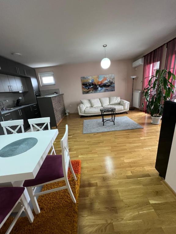 ein Wohnzimmer mit einem Tisch und einem Sofa in der Unterkunft Studio Bauhaus in Čačak