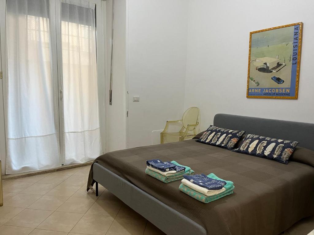 a bedroom with a bed with two towels on it at Casa D'Arborea in Rome