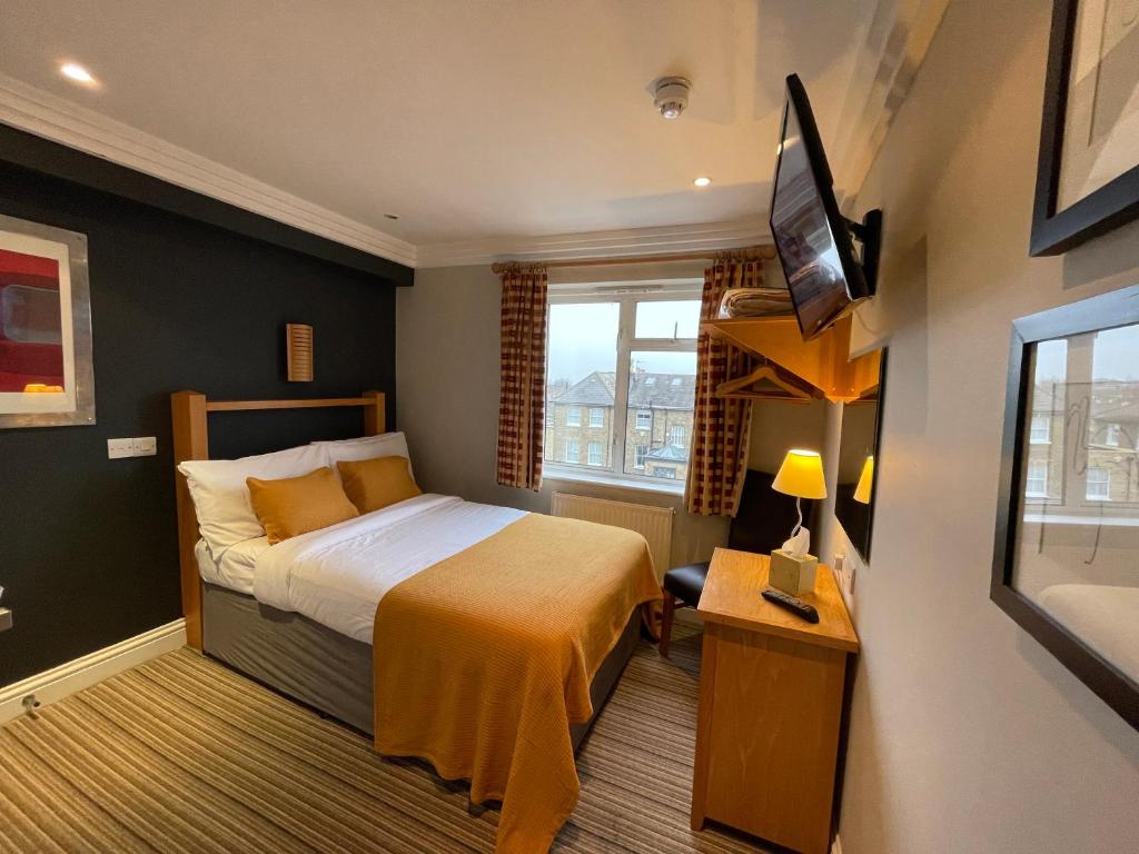Postel nebo postele na pokoji v ubytování Shandon Hotel