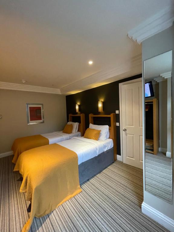 Postel nebo postele na pokoji v ubytování Shandon Hotel