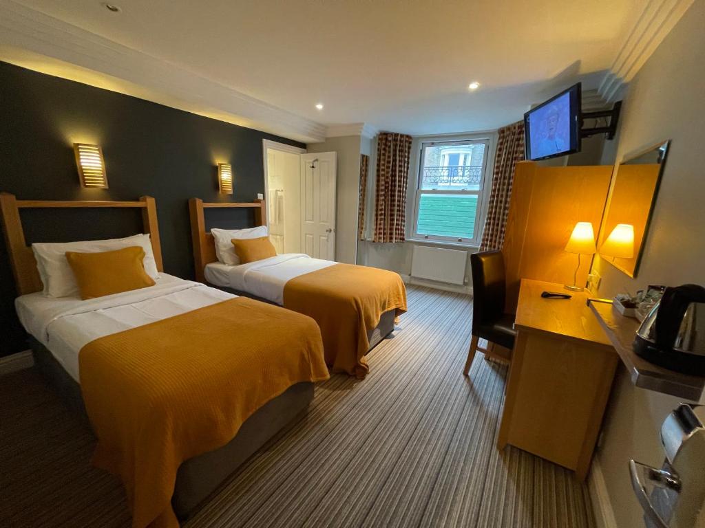 Postel nebo postele na pokoji v ubytování Shandon Hotel