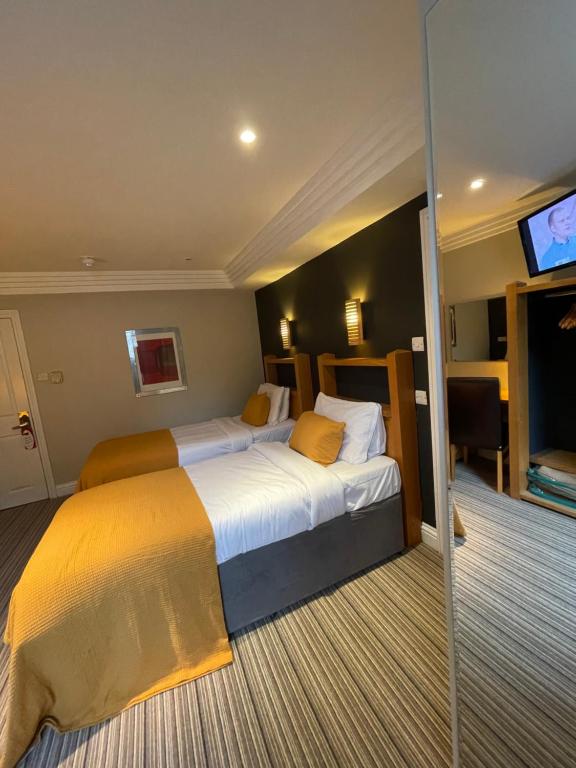 Postel nebo postele na pokoji v ubytování Shandon Hotel