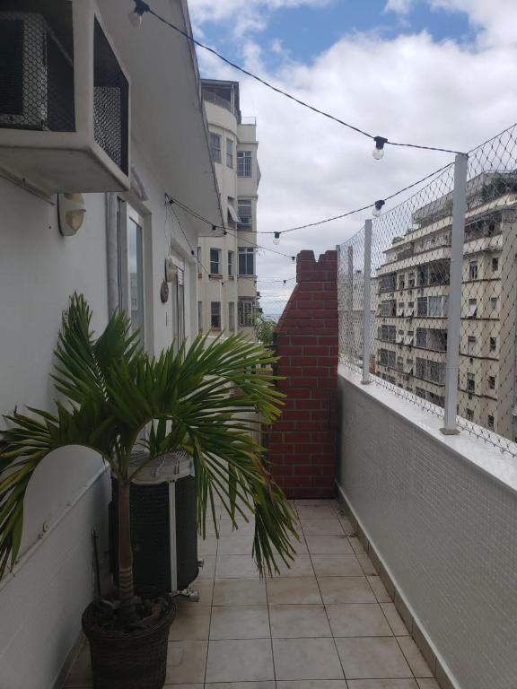un balcón con una maceta en un edificio en Lindo apartamento top Copacabana luxo, en Río de Janeiro