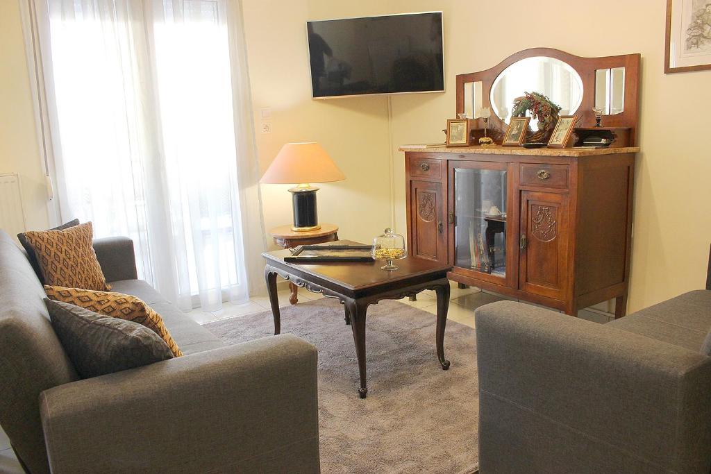 Televízia a/alebo spoločenská miestnosť v ubytovaní Alkinoos Apt -Inspiring Living in Meteora -3BD