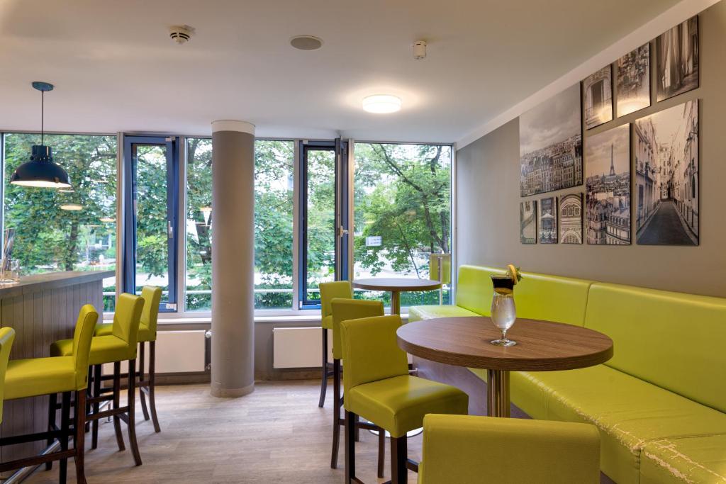 Ein Sitzbereich in der Unterkunft Tulip Inn München Messe