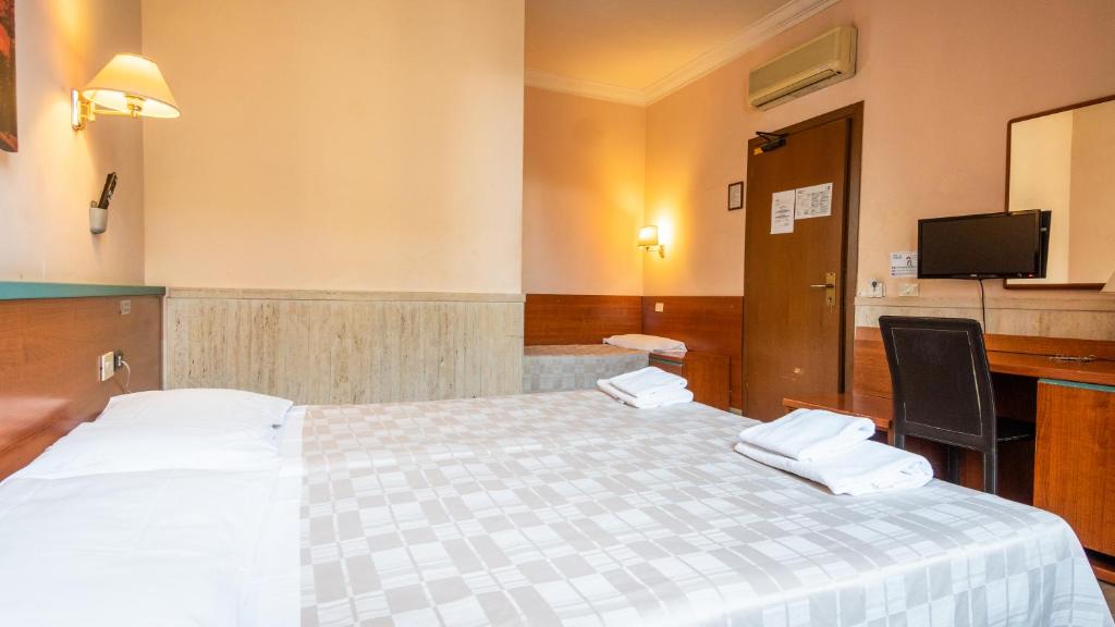 Llit o llits en una habitació de Hotel Center 3