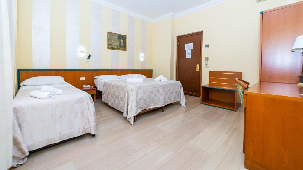 Llit o llits en una habitació de Hotel Center 3