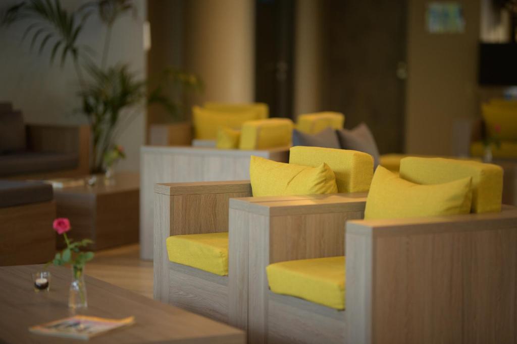 Ein Sitzbereich in der Unterkunft Tulip Inn München Messe