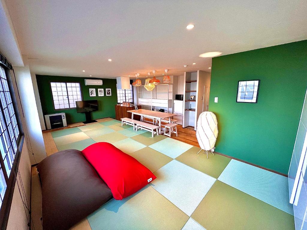 uma sala de estar com um sofá no meio do quarto em Swiss Inn em Sapporo
