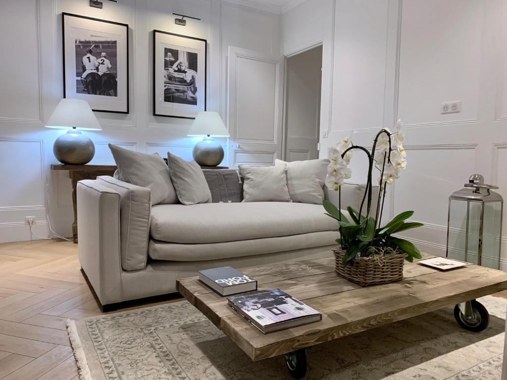 sala de estar con sofá y mesa de centro en A 2 pas de la croisette en Cannes