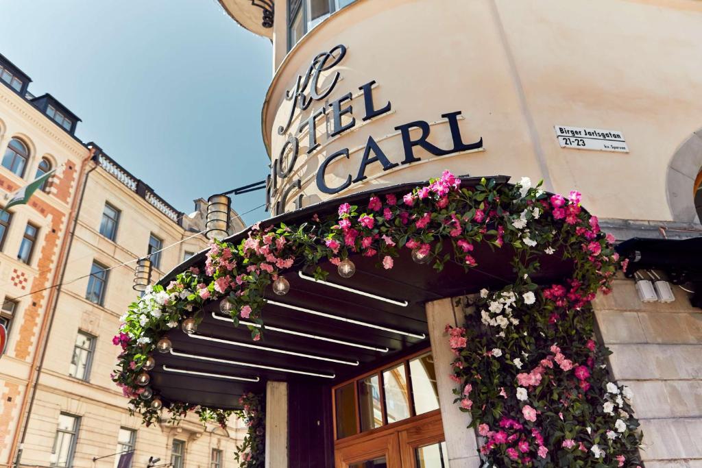 - un restaurant avec des fleurs à l'avant dans l'établissement Hotel Kung Carl, WorldHotels Crafted, à Stockholm
