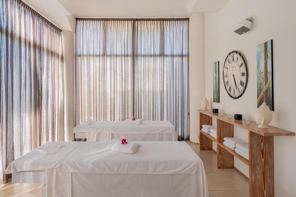 Кровать или кровати в номере The Pelican Beach Resort & SPA - Adults Only