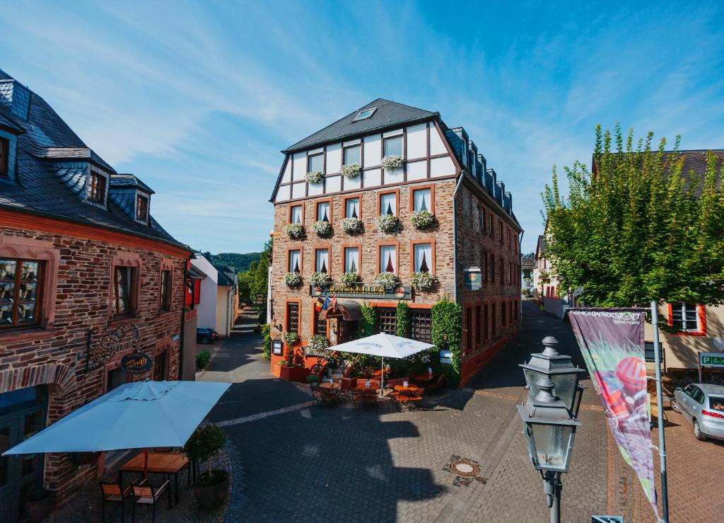 an overhead view of a street with a building at RATSKELLER Hotel & Restaurant in Kröv