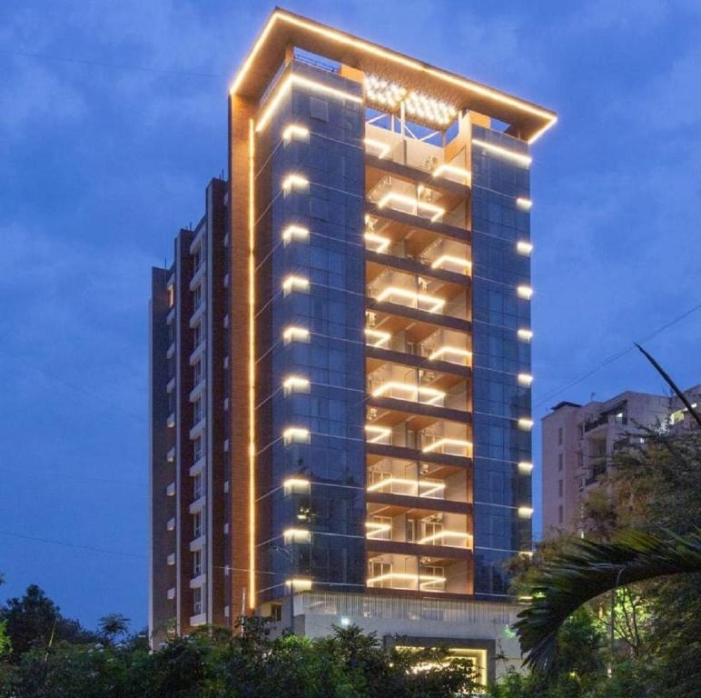 un edificio alto con luces en el costado. en AR Suites Jewels Royale - Koregaon Park NX, en Pune