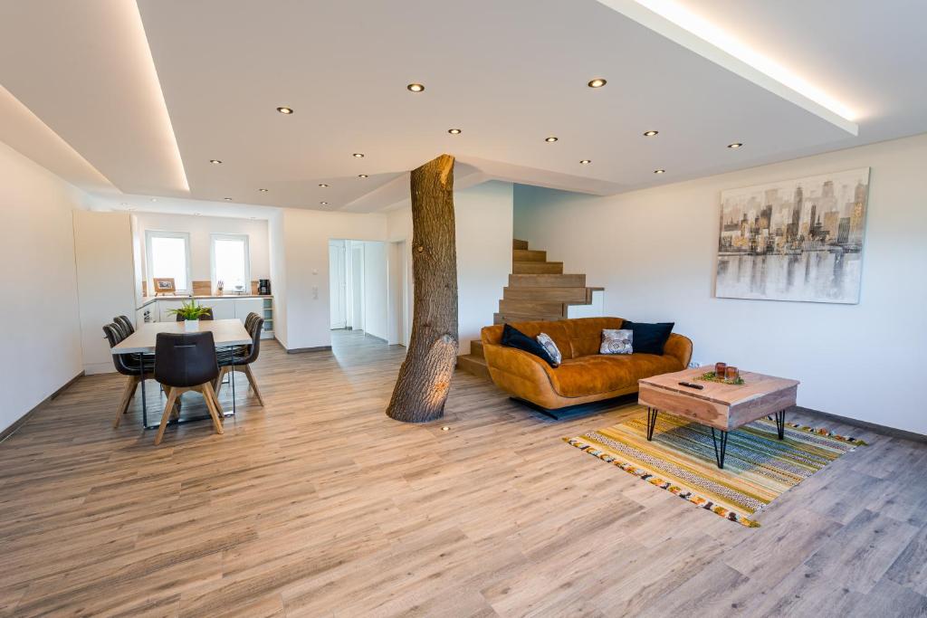 een woonkamer met een bank en een tafel bij Ferienpark Harkebrügge Haus Spiekeroog in Barßel