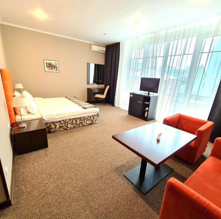 um quarto de hotel com uma cama e uma mesa em Bontiak Hotel em Kiev