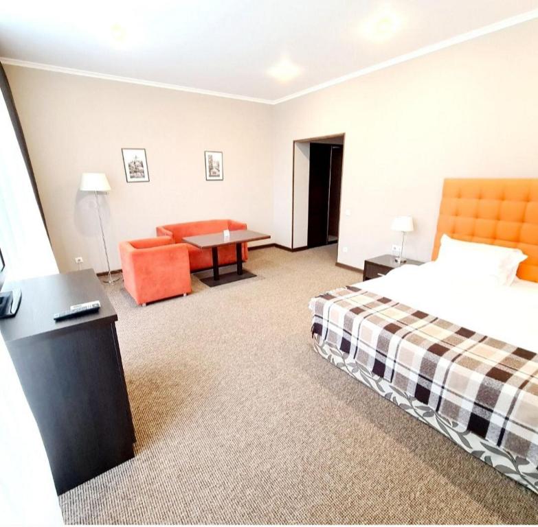 Postel nebo postele na pokoji v ubytování Bontiak Hotel