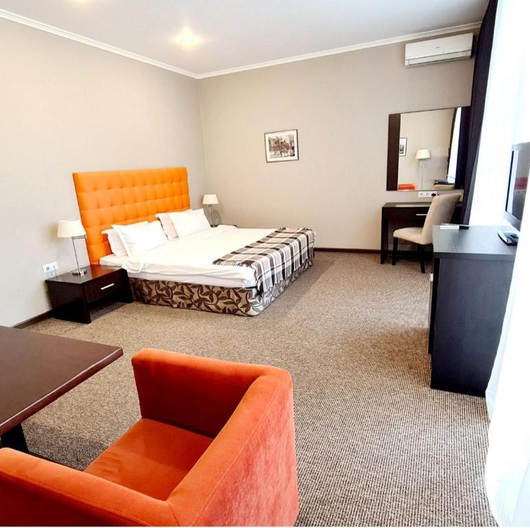 Postel nebo postele na pokoji v ubytování Bontiak Hotel