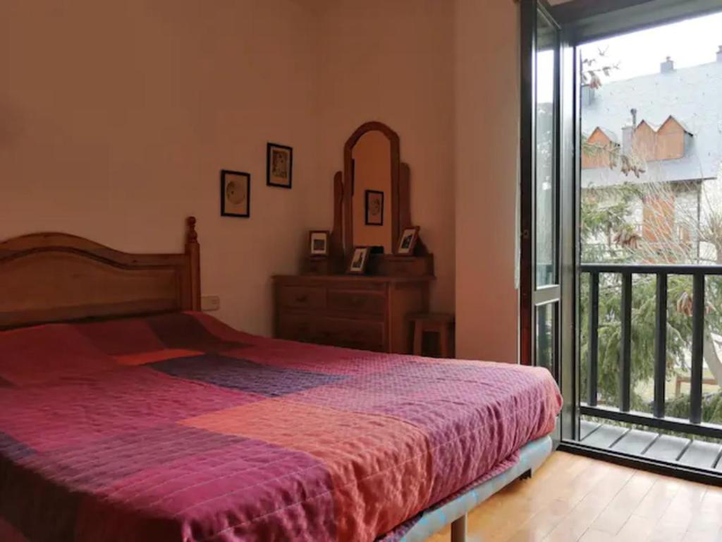 a bedroom with a bed and a large window at Apartamento Herbasabina 3 con jardín comunitario y piscina en verano in Pla de l'Ermita