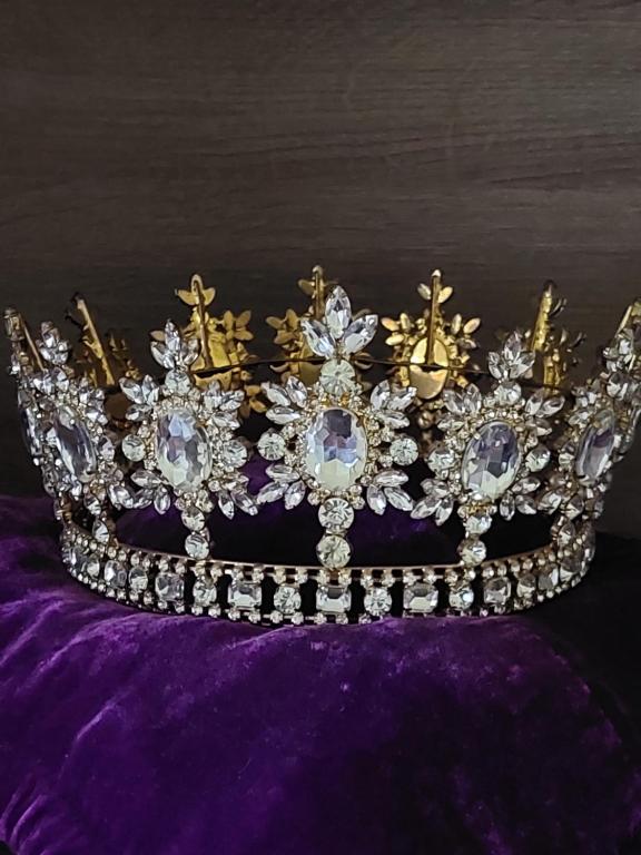 Una corona real con diamantes en una almohada púrpura en Royal Court Apartman - HU registered IntStud Apartman, en Szekszárd