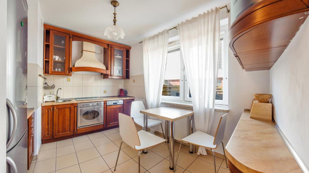 Kuchyňa alebo kuchynka v ubytovaní Apartamenty Sun & Snow Kołobrzeg Jantar