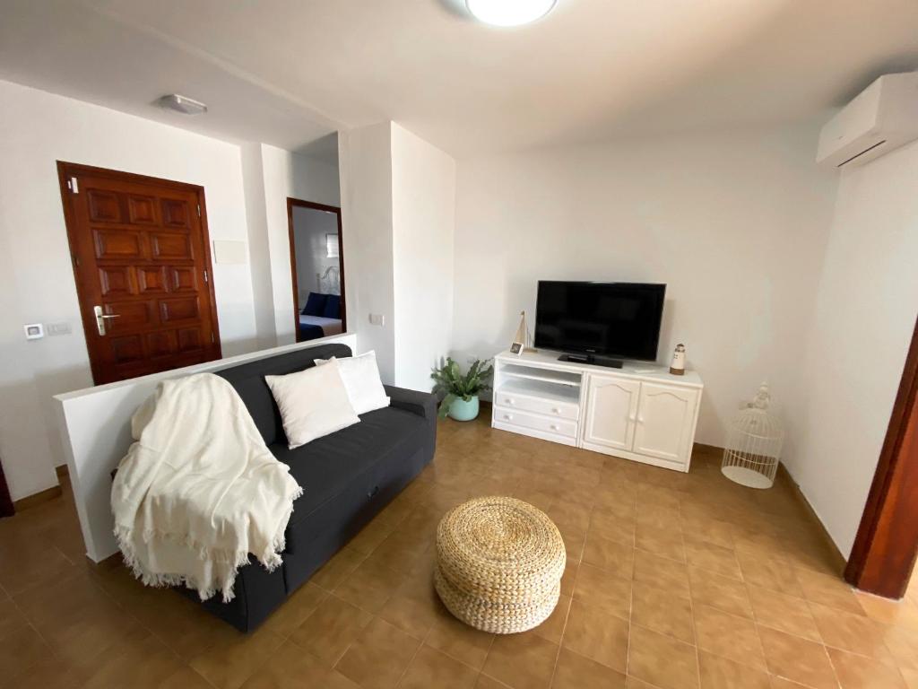 Televízia a/alebo spoločenská miestnosť v ubytovaní Apartamento Natalia