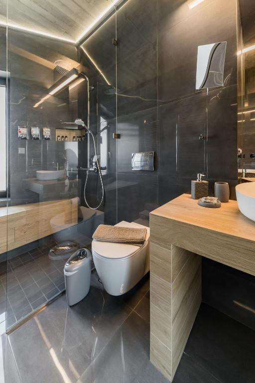 The HostMaster Skyline Pool Oasis Penthouse - Two-Bedroom Apartment