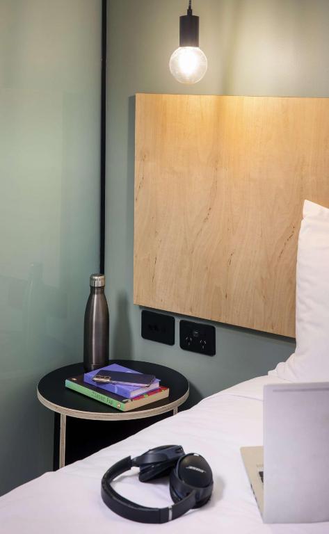 Postel nebo postele na pokoji v ubytování LyLo Auckland Hotel