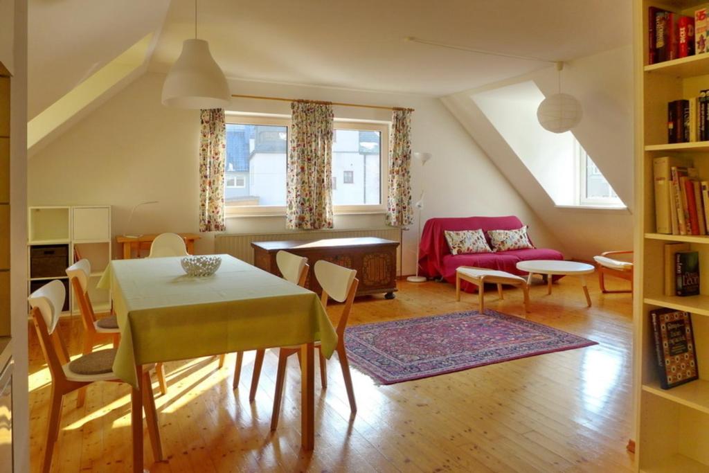 sala de estar con mesa, sillas y sofá en Ferienwohnung Ybbsperle, en Waidhofen an der Ybbs