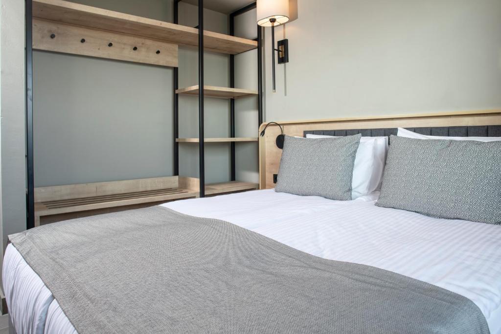 um quarto com uma cama branca e uma janela em Green Garden Resort & Spa Hotel em Alanya