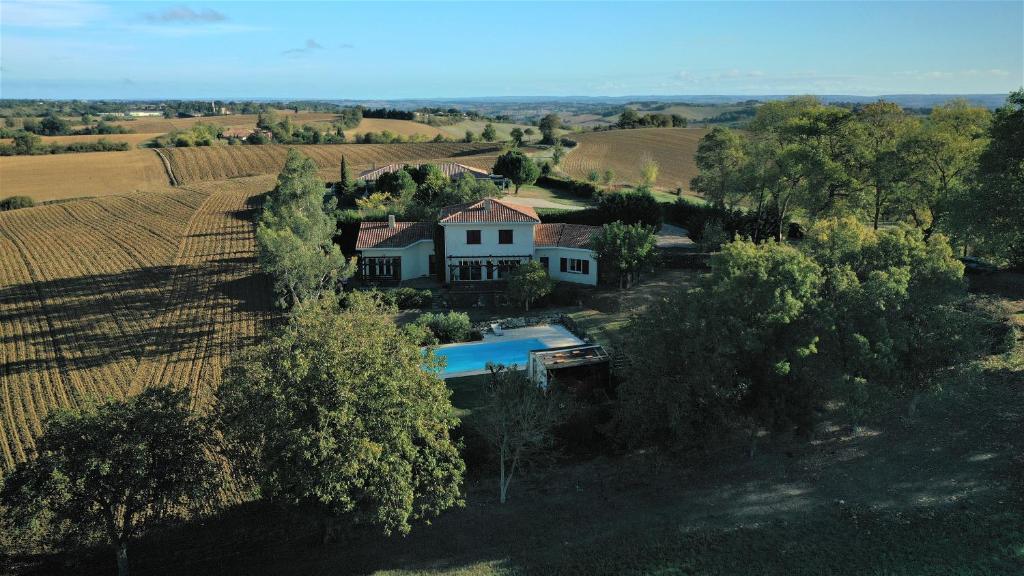 an aerial view of a house in the middle of a field at Le clos mirélie in Gaujac