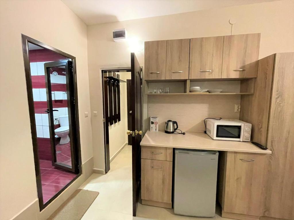Kuchyň nebo kuchyňský kout v ubytování Rent Room hotel Dunav Center