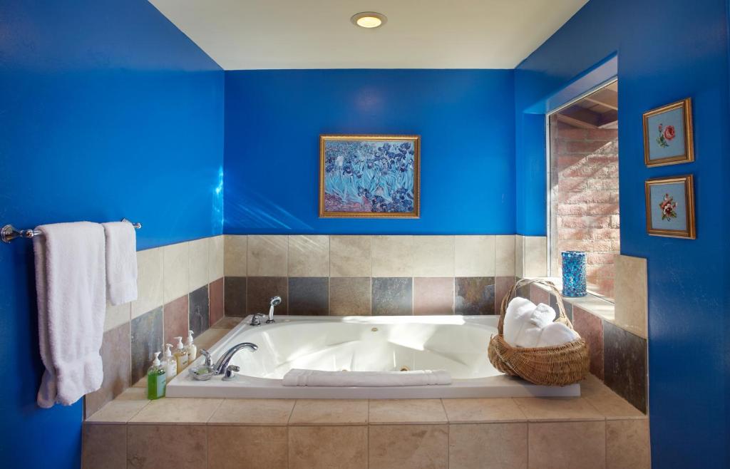 Cactus Cove Bed and Breakfast Inn - King Suite Avec Bain De Spa