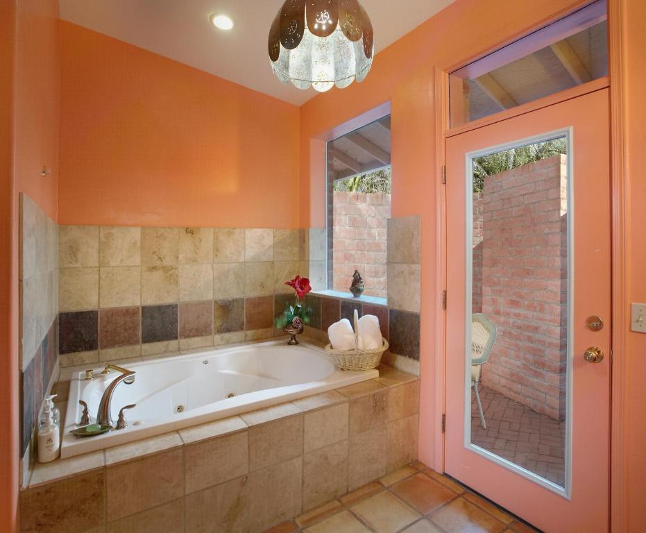 Cactus Cove Bed and Breakfast Inn - King Suite Avec Bain De Spa