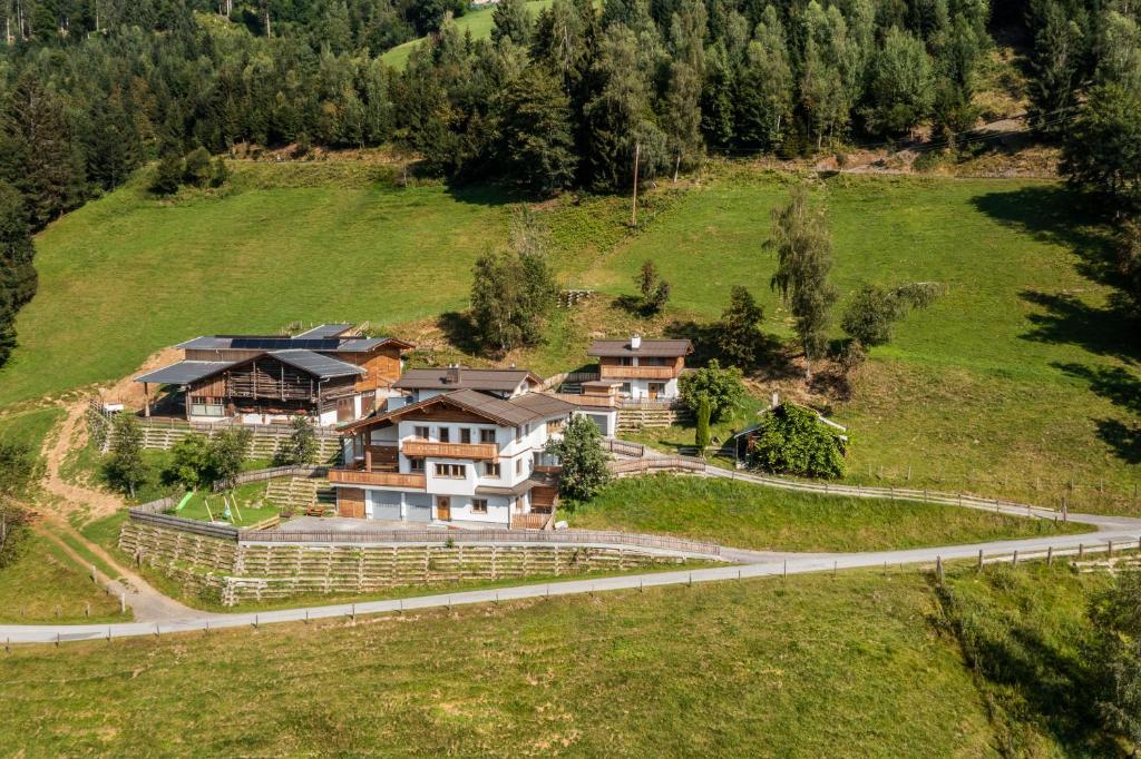 Vue aérienne d'une maison sur une colline dans l'établissement Unterkoller Bauernhaus Chalet, à Bischofshofen