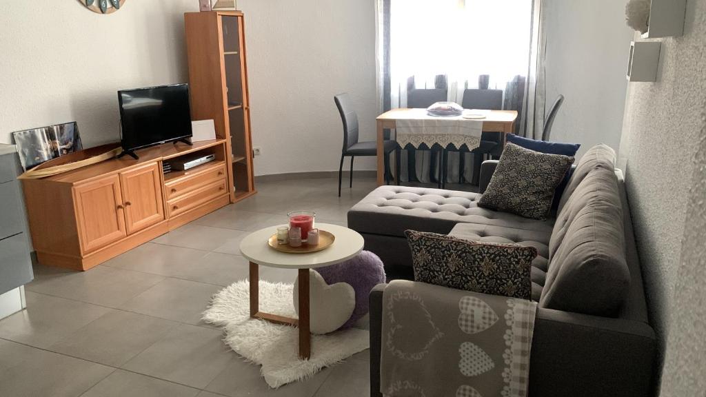 ein Wohnzimmer mit einem Sofa und einem Tisch in der Unterkunft Apartamento playas calpe in Calpe