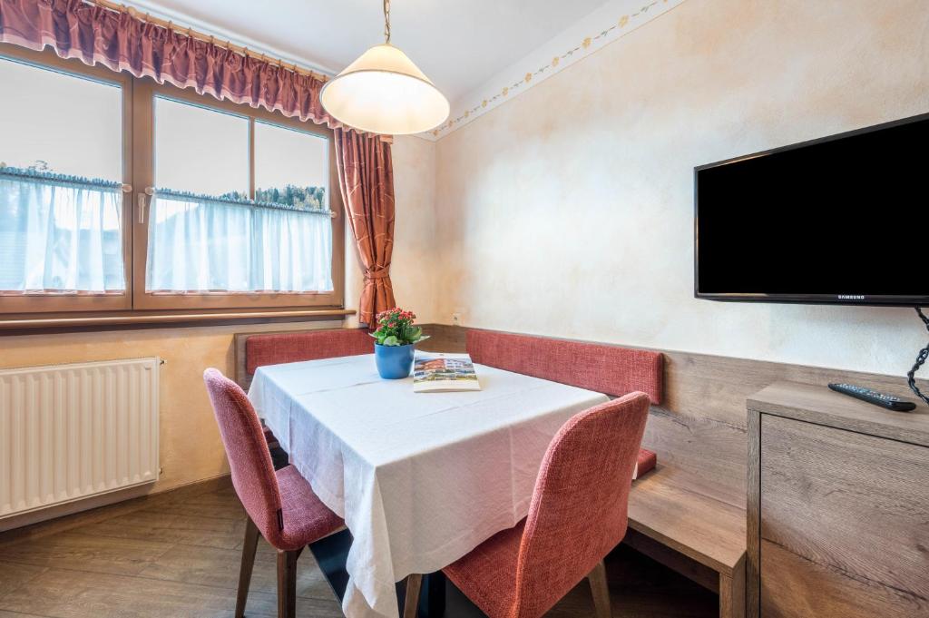 TV a/nebo společenská místnost v ubytování Haus zur Vogelweide App 3