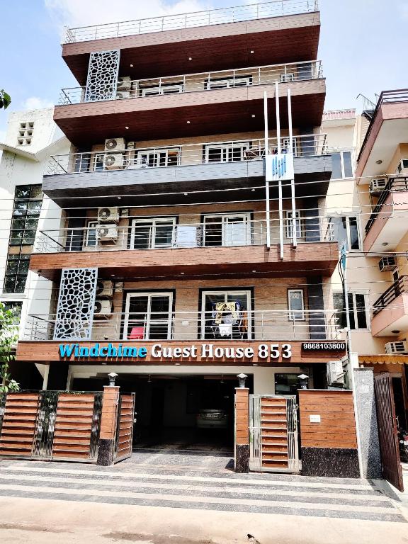 un edificio con una pensione di Windchime 853 a Gurgaon