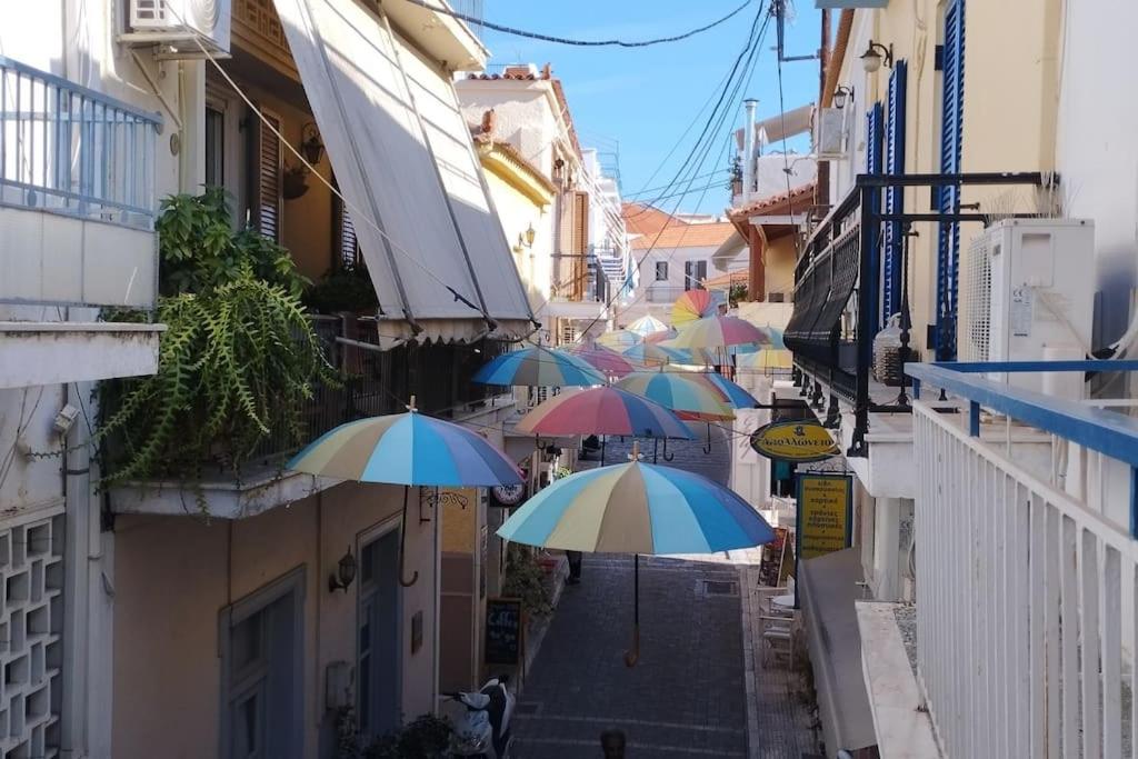 a group of umbrellas on a city street at Cozy μικρό διαμέρισμα κοντά στο λιμάνι in Egina