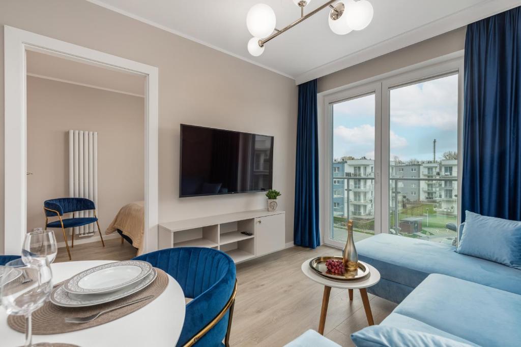 Televízia a/alebo spoločenská miestnosť v ubytovaní Seaside Apartamenty Porta Mare I Kołobrzeg
