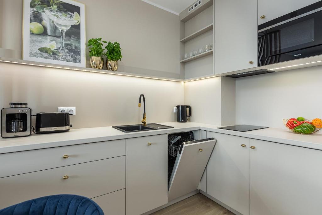 Kuchyňa alebo kuchynka v ubytovaní Seaside Apartamenty Porta Mare I Kołobrzeg
