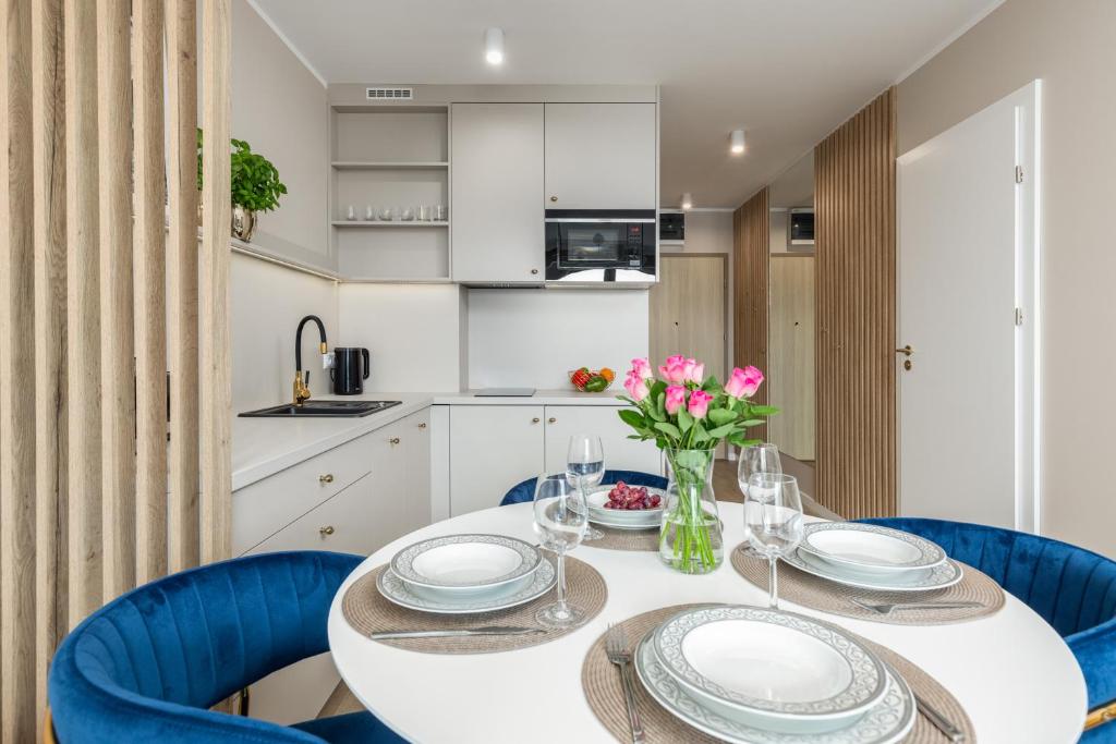 Kuchyňa alebo kuchynka v ubytovaní Seaside Apartamenty Porta Mare I Kołobrzeg