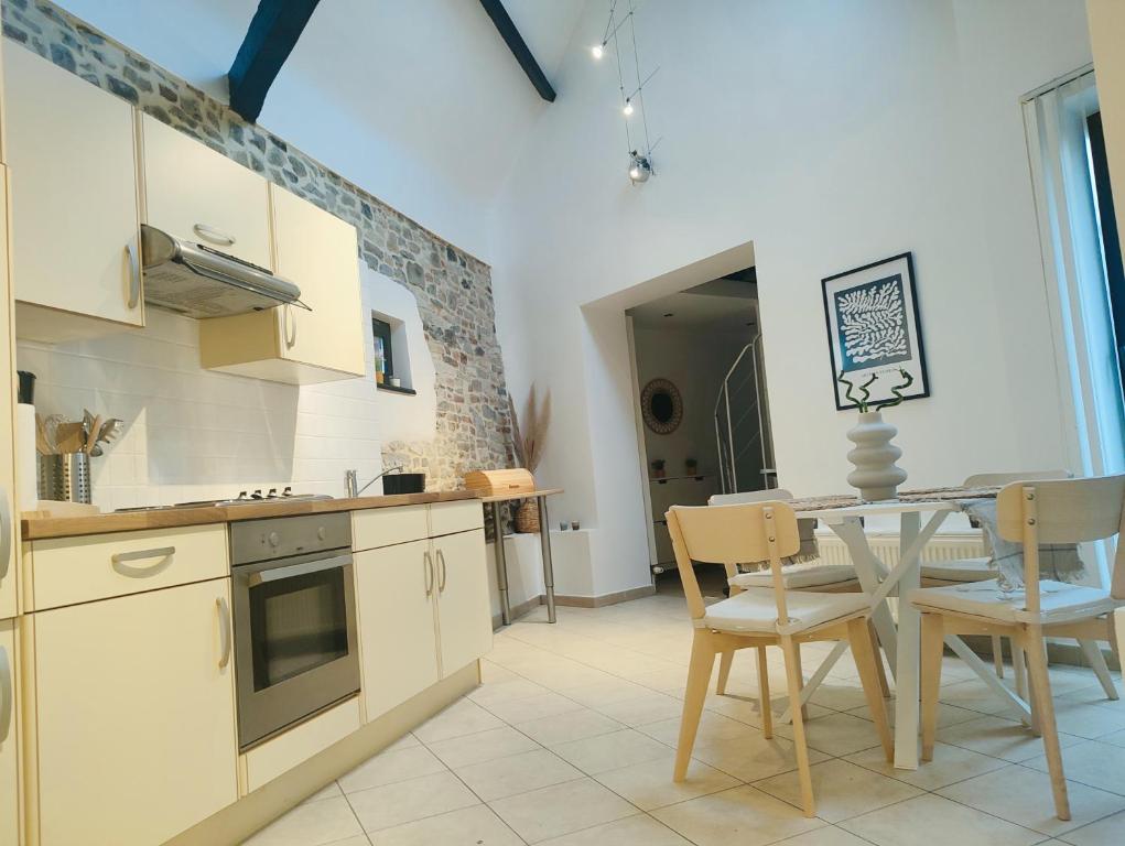 Kuchyň nebo kuchyňský kout v ubytování L auberge de l Entre Potes-Boho Chic