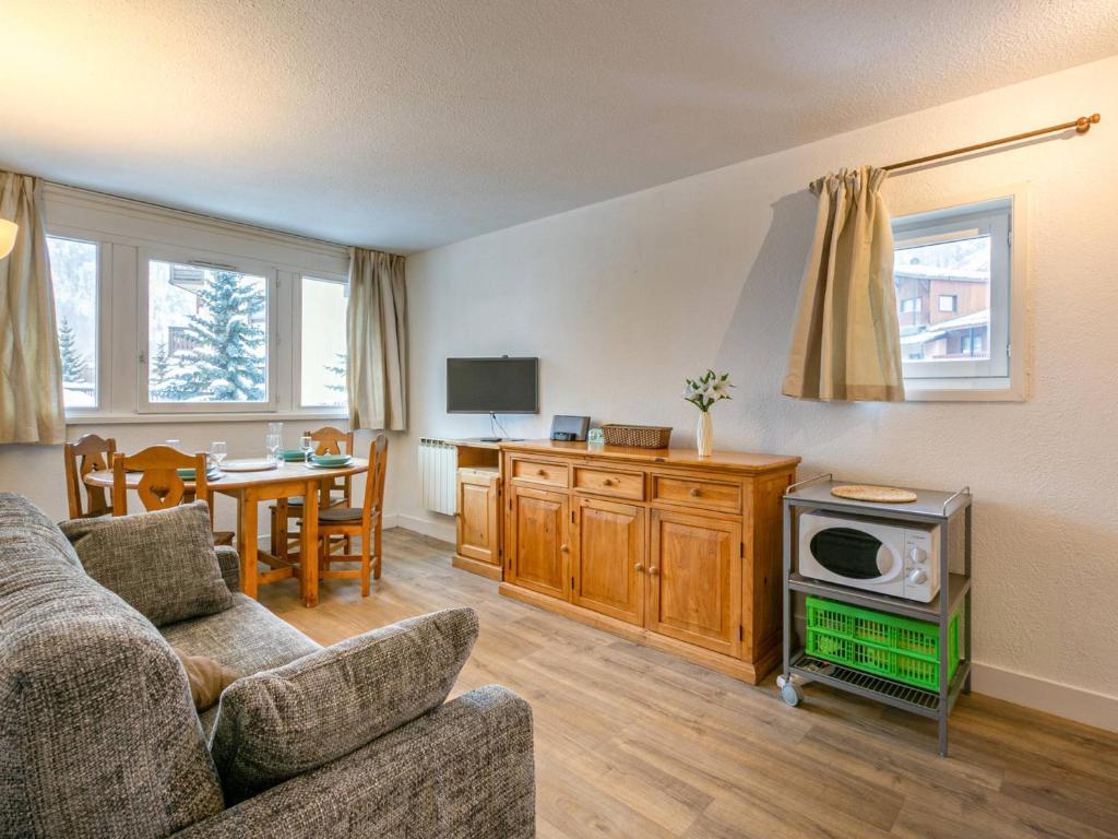 a living room with a couch and a microwave at Appartement skis aux pieds avec parking couvert et WiFi au cœur de Val d'Isère - FR-1-694-259 in Val dʼIsère