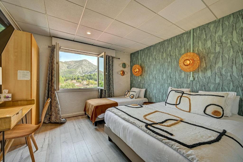 Cette chambre comprend 2 lits et une fenêtre. dans l&#39;établissement Le Provence, à Gémenos