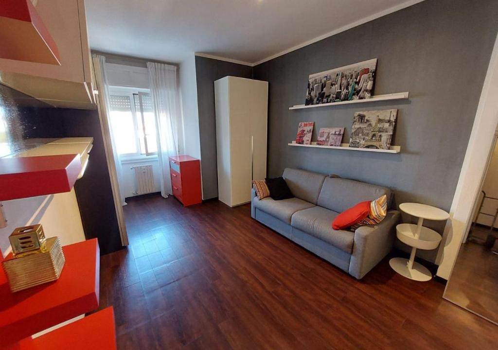 - un salon avec un canapé et une table dans l'établissement Grazioso monolocale, à Milan