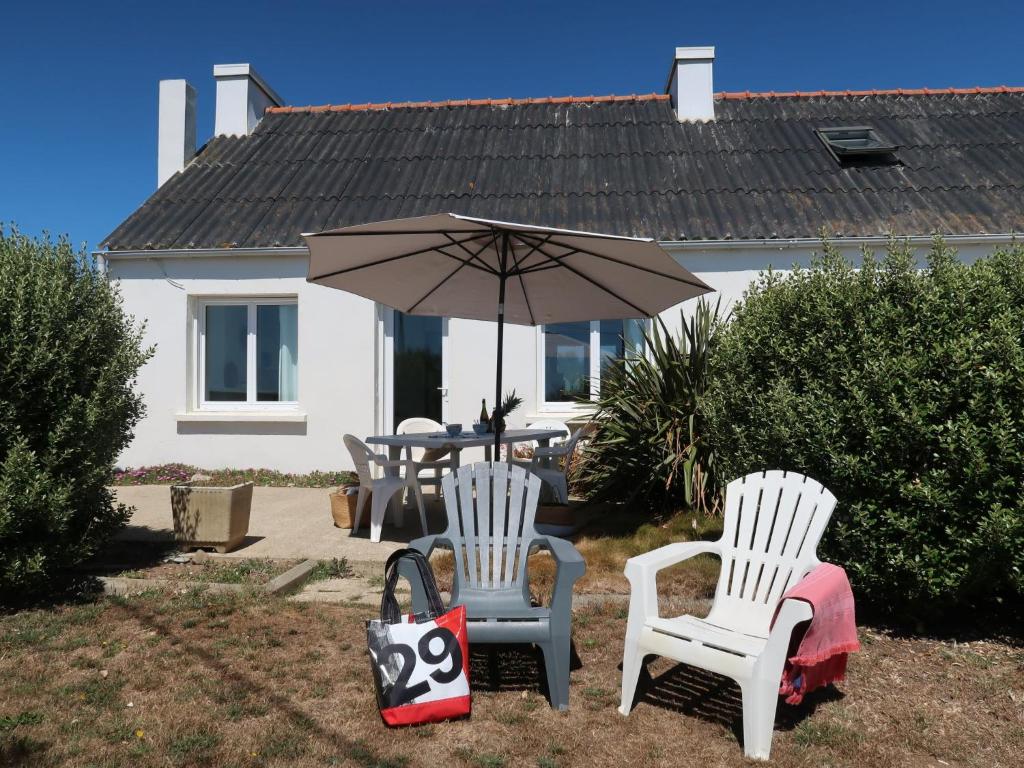 PlozévetにあるHoliday Home Balades au bord de l'eau - PZV100 by Interhomeの家の前の椅子2脚と傘