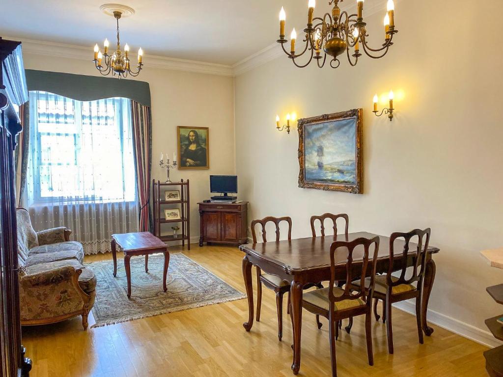 Televízia a/alebo spoločenská miestnosť v ubytovaní Apartment Rynek Starego Miasta by Interhome