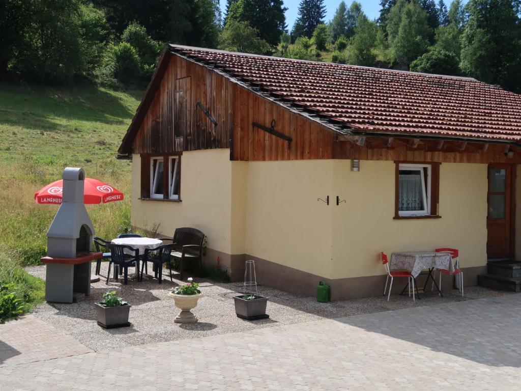 Casa pequeña con mesa, sillas y patio en Holiday Home Möslehof by Interhome, en Vorderfalkau