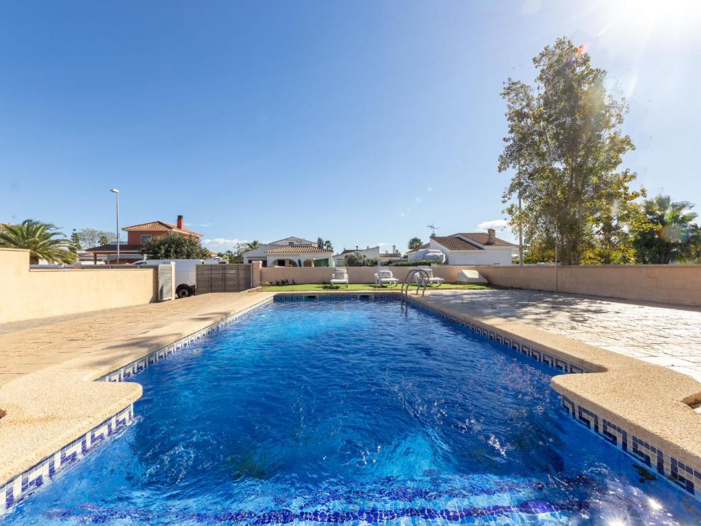 ein Pool mit blauem Wasser in einem Haus in der Unterkunft Holiday Home Alex by Interhome in Riumar